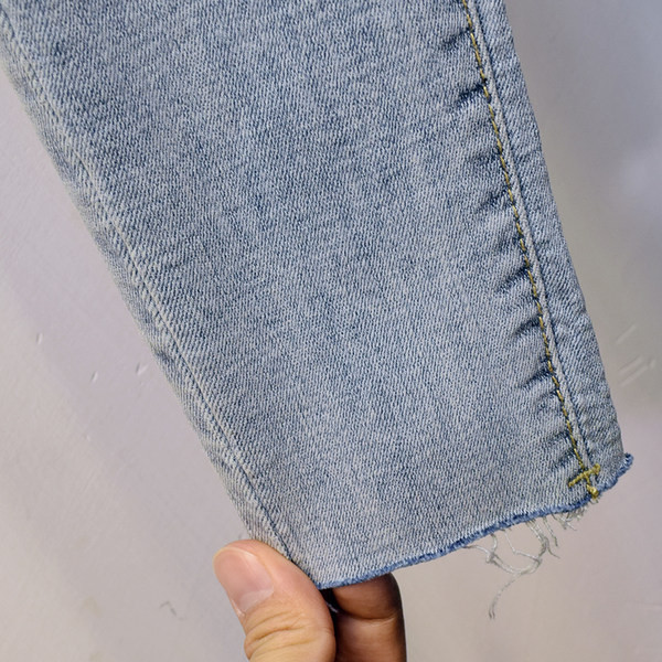 Ikdienas sieviešu džinsi ar saplēstiem elementiem -Slaids modelis