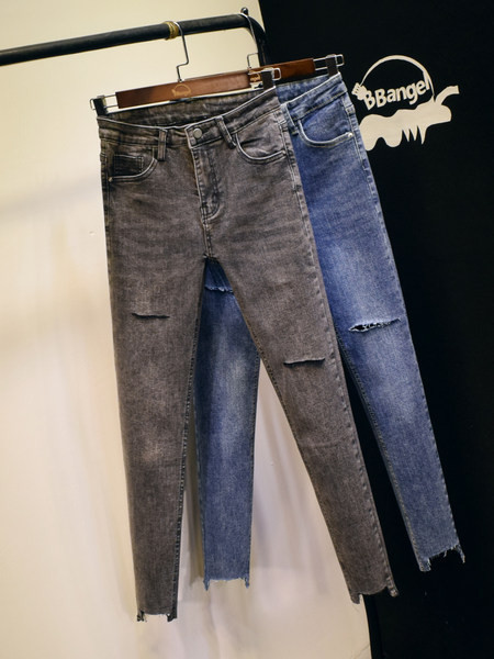 Jauns sieviešu elastīgo džinsu modelis ar saplēstiem motīviem