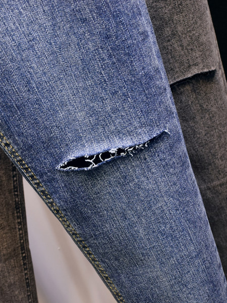 Jauns sieviešu elastīgo džinsu modelis ar saplēstiem motīviem