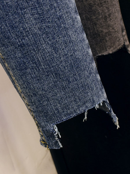 Jauns sieviešu elastīgo džinsu modelis ar saplēstiem motīviem