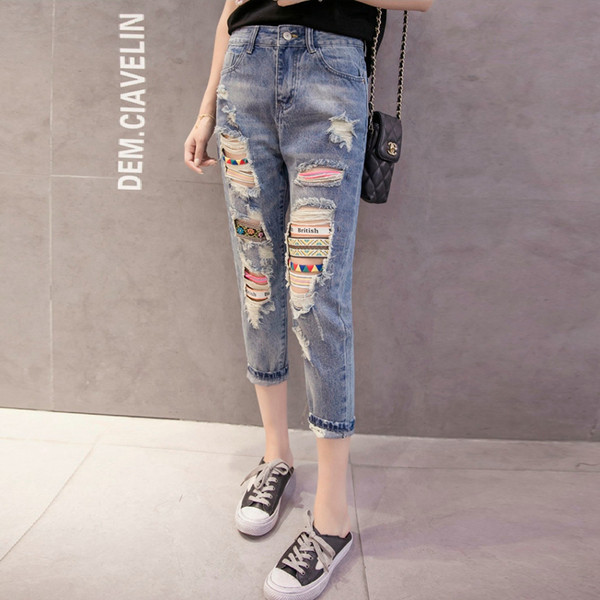 Sieviešu džinsi ar augstu vidukli un izšuvumiem saplēstiem motīviem