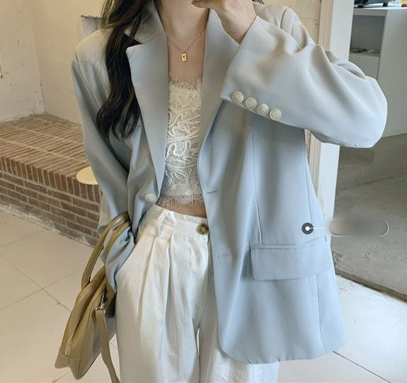Стилно дамско сако изчистен модел с кочета и шипц деколте