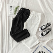 Sieviešu džinsi ar saplēstiem motīviem un pogu