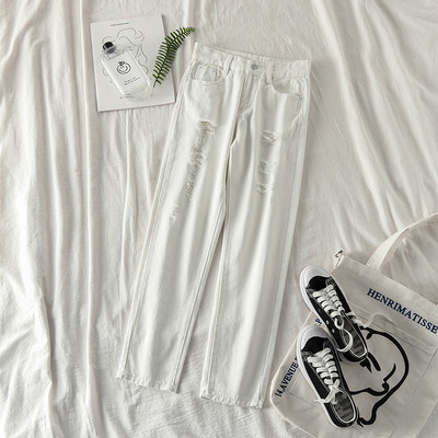 Sieviešu džinsi ar saplēstiem motīviem un pogu