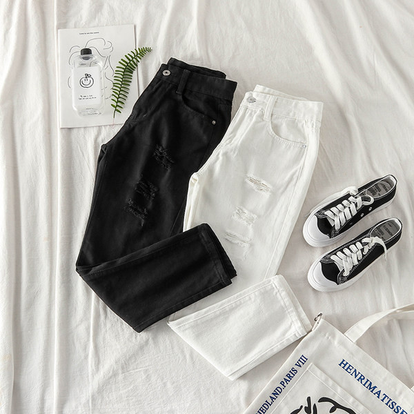 Sieviešu džinsi ar saplēstiem motīviem un pogu