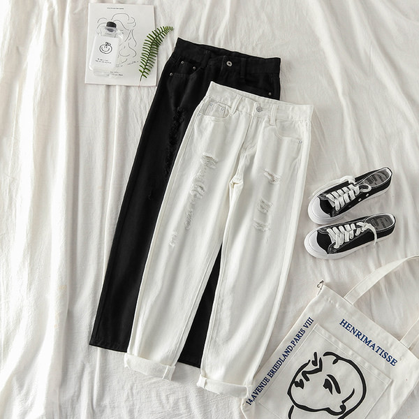 Sieviešu džinsi ar saplēstiem motīviem un pogu