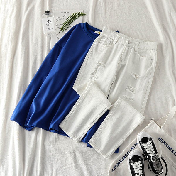 Sieviešu džinsi ar saplēstiem motīviem un pogu