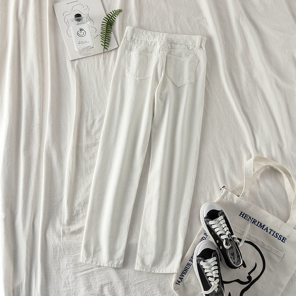 Sieviešu džinsi ar saplēstiem motīviem un pogu