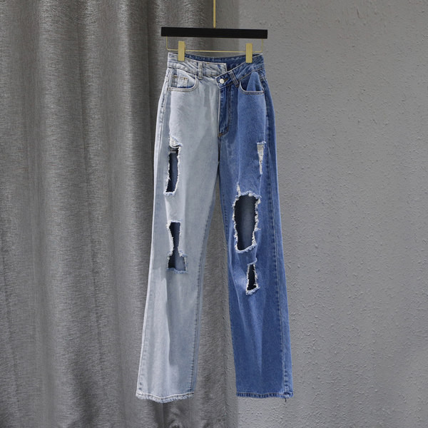 Sieviešu džinsi ar saplēstu labo - plats modelis