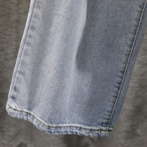 Sieviešu džinsi ar saplēstu labo - plats modelis