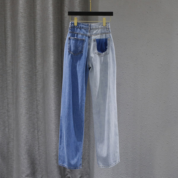 Sieviešu džinsi ar saplēstu labo - plats modelis