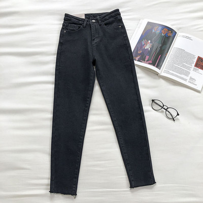 Model montat de blugi de dama cu talie inalta