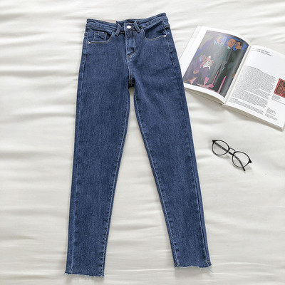 Model montat de blugi de dama cu talie inalta