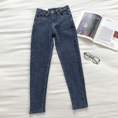 Model montat de blugi de dama cu talie inalta