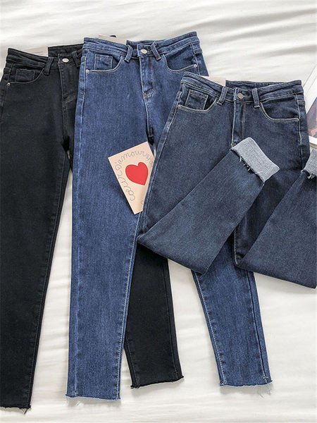 Model montat de blugi de dama cu talie inalta