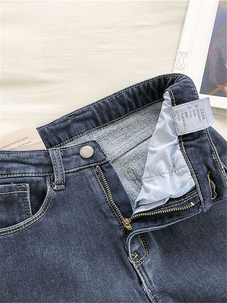 Model montat de blugi de dama cu talie inalta