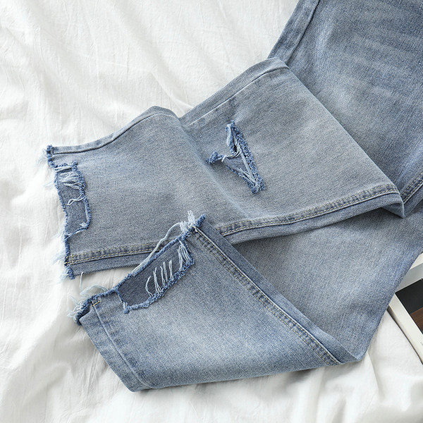 Blugi moderni cu buzunare și motive rupte
