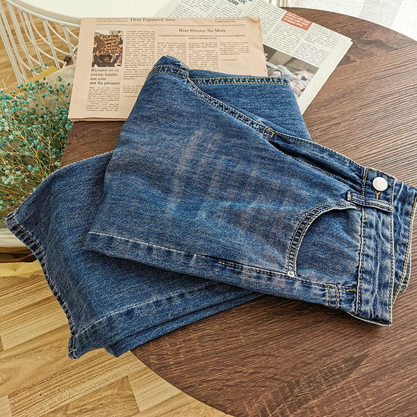 Sieviešu džinsu retro modelis ar augstu vidukli un kabatām