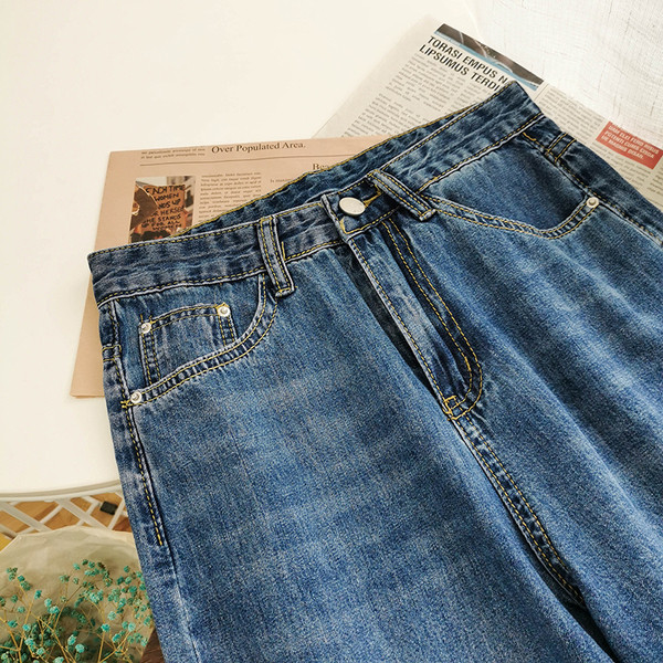 Sieviešu džinsu retro modelis ar augstu vidukli un kabatām