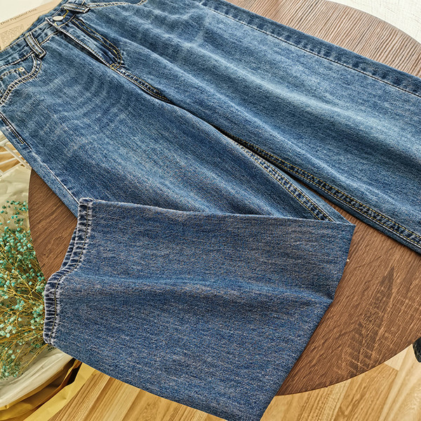 Sieviešu džinsu retro modelis ar augstu vidukli un kabatām