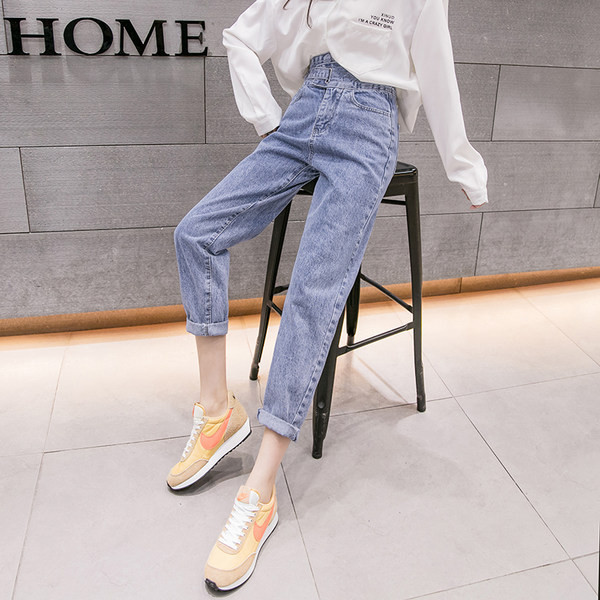 Sieviešu džinsi ar augstu vidukli un jostu ar metāla sprādzi