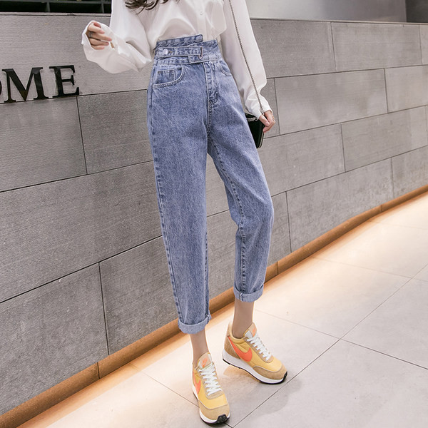 Sieviešu džinsi ar augstu vidukli un jostu ar metāla sprādzi