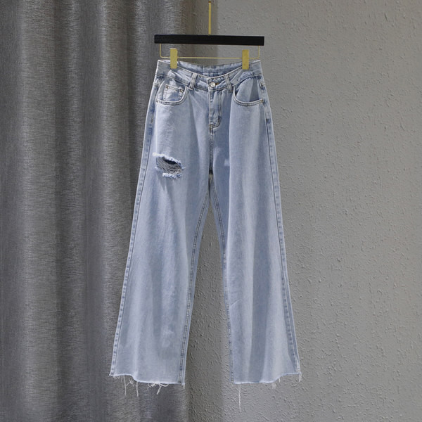 Sieviešu džinsa bikses ar saplēstu elementu un augstu vidukli