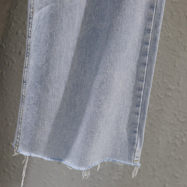 Sieviešu džinsa bikses ar saplēstu elementu un augstu vidukli