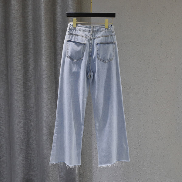 Sieviešu džinsa bikses ar saplēstu elementu un augstu vidukli