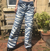 Model larg de blugi cu imprimeu zebra