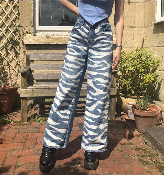 Model larg de blugi cu imprimeu zebra