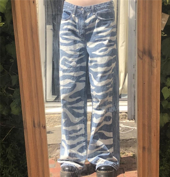 Model larg de blugi cu imprimeu zebra