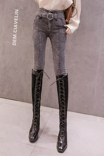 Γυναικεία τζιν με ψηλή μέση και μεταλλική αγκράφα