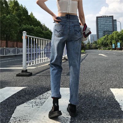 Ikdienas džinsu modelis ar augstu vidukli un platām kājām