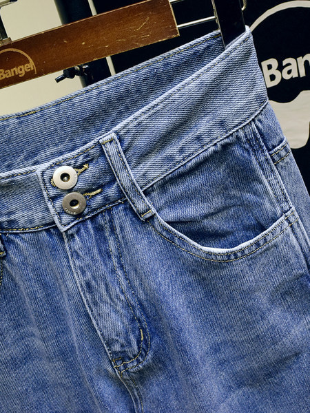 Sieviešu džinsi ar augstu vidukli zilā krāsā - taisns modelis