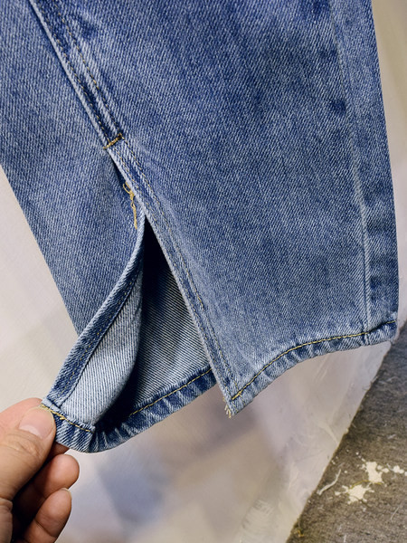 Sieviešu džinsi ar augstu vidukli zilā krāsā - taisns modelis