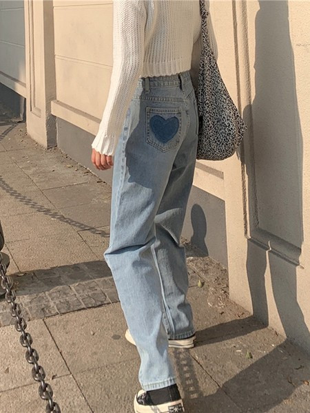 Plaši sieviešu džinsi gaišā krāsā - piemēroti pavasarim un vasarai