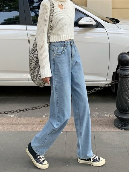 Plaši sieviešu džinsi gaišā krāsā - piemēroti pavasarim un vasarai