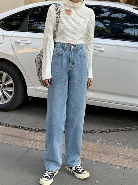 Plaši sieviešu džinsi gaišā krāsā - piemēroti pavasarim un vasarai