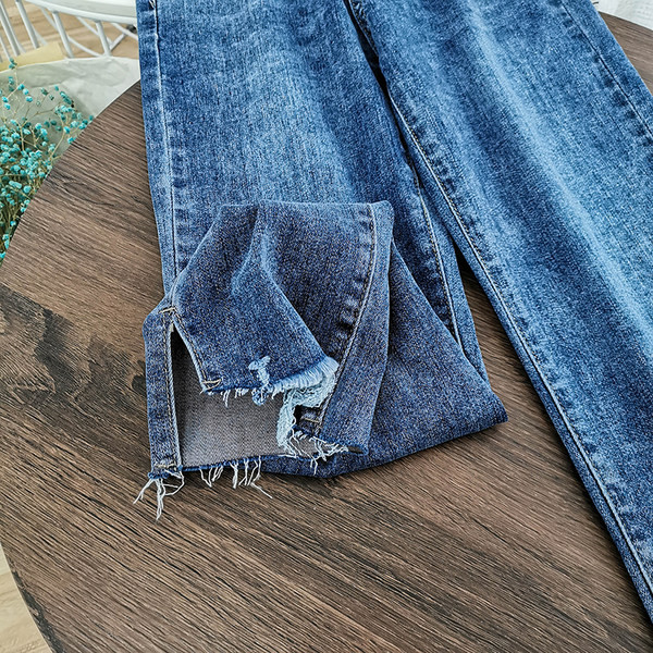 Bezmaksas modeļu sieviešu džinsi zilā krāsā