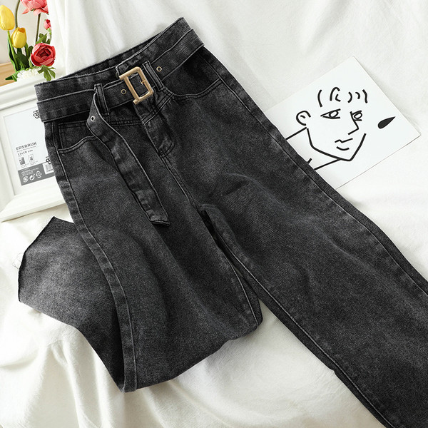 Model larg de blugi de dama cu curea si talie inalta