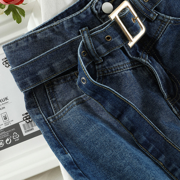 Model larg de blugi de dama cu curea si talie inalta