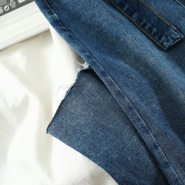 Model larg de blugi de dama cu curea si talie inalta