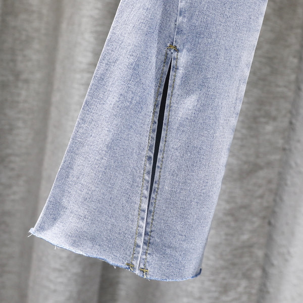 Blugi de damă cu fante și buzunare în albastru