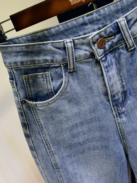 Γυναικεία τζιν με σχισμές σε μπλε χρώμα - ίσιο μοντέλο