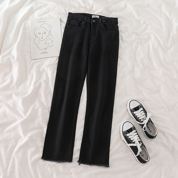 Ženske traperice u crnoj boji s visokim strukom i gumbima