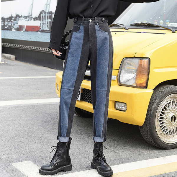 Ravni model ženskih traperica s metalnim elementima