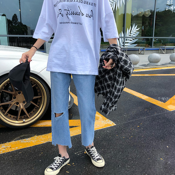 Blugi de vara cu lungime de 7/8 si efect rupt