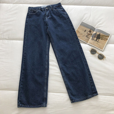 Plašs sieviešu džinsu modelis ar augstu vidukli un kabatām