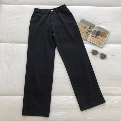 Plašs sieviešu džinsu modelis ar augstu vidukli un kabatām